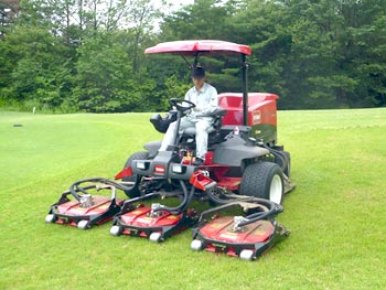 芝刈り専用機を運転・操作してゴルフコースの芝を整備していきます。
