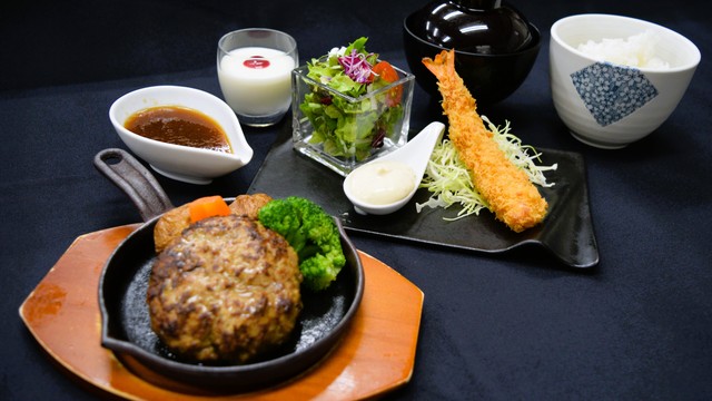 鉄板粗挽きハンバーグ&エビフライ
