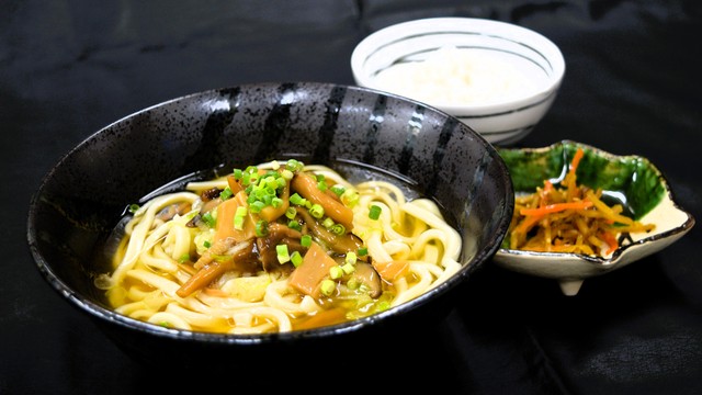 きのこ餡かけうどん（温）　小鉢付き