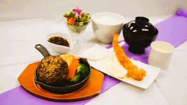 鉄板粗挽きハンバーグ&エビフライ