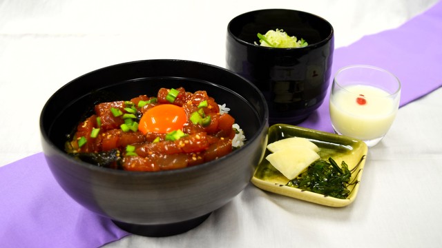 マグロユッケ丼とミニ蕎麦